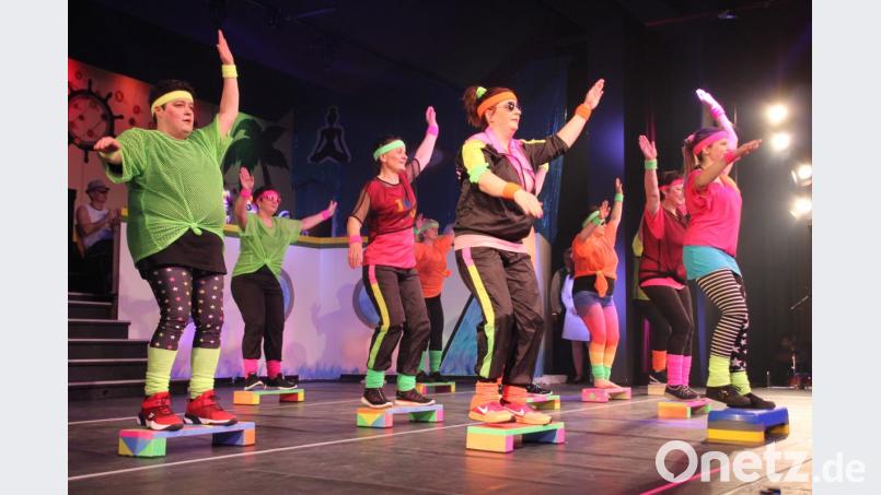 Das Damenballett beim Fitnees-Kurs auf der Bühne. Bild: kro