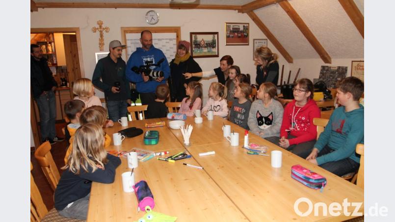 Benedikt Gaßmann, Matthias Barth und Beate Brehm (hinten, von links) sammeln Eindrücke von der Neudorfer Kinderfeuerwehr. Bild: pi