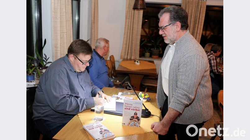 Nicht fehlen durfte selbstverständlich eine Buchsignierung. Reinhard Stummreiter (links) schrieb allen Käufern am Ende der Vorlesung eine persönliche Widmung in sein Buch. Bild: bsc