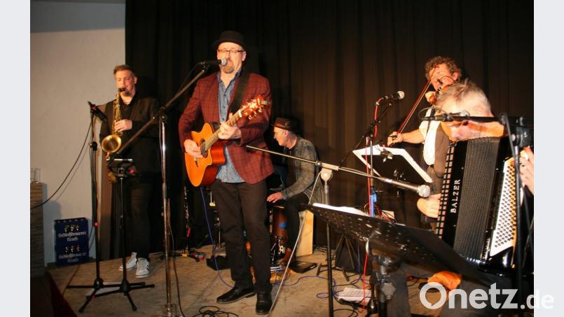 Hubert Treml (2. von links) war nicht zum ersten Mal Gast auf der Bühne beim „Schwoazhansl“. Diesmal aber kam er in Begleitung seiner „Pawalaatschn“ genannten Musikerfreunde. Bild: wro