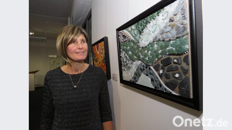 Künstlerin Kerstin Rumswinkel (hier bei einem ihrer neuen Werke) ist sehr begeistert vom Ausstellungsraum im Museum Mitterteich. Hier kämen ihre Werke bestens zur Geltung, sagt sie.. Bild: ubb