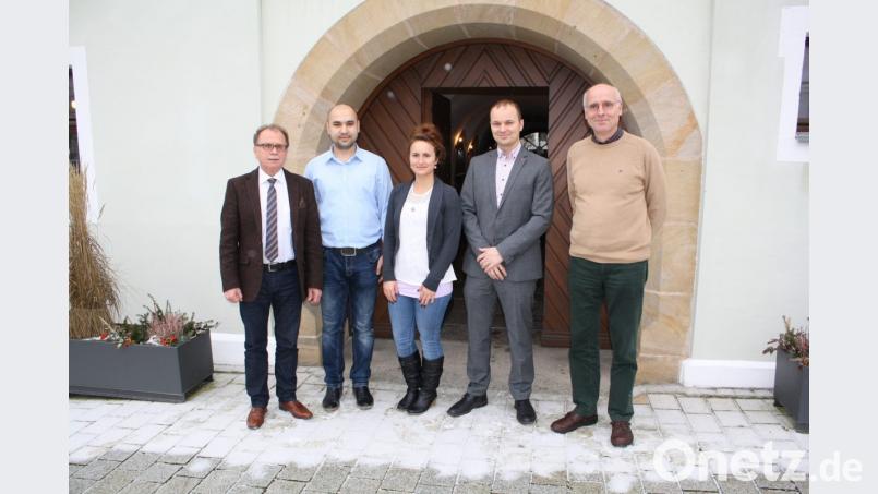 Donnerstags von 13 bis 16 Uhr bietet die Caritas künftig im Dostlerhaus Sprechstunden für Migranten an. Kreisgeschäftsführer Daniel Bronold, die Integrationsberater Andrea Blehova und Shakhab Akramov (Zweiter bis Vierter von rechts) sowie Wolfgang Klink (rechts), der „Integrationslotse“ des Landkreises, erläutern Bürgermeister Werner Walberer (links) die Inhalte des neuen Beratungsdienstes. Bild: bjp