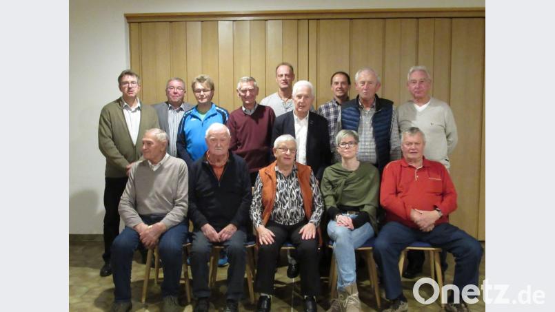 Vorsitzender Gerald Dagner, Bürgermeister Josef Reindl und Gesamtjugendleiter Franz Schumann (hinten, von links) sowie stellvertretende Vorsitzende Kerstin Maunz (vorn, Zweite von rechts) ehren für ihre Treue zum TuS Schnaittenbach (hinten, ab Vierter von links) Norbert Uschold, Roland Nowak, Eberhard Habrich, Günter Bösl, Georg Hertl und Jürgen Steup sowie (vorn, von links) Josef Schorner, Reinhard Baraucke, Anna Uschold und Georg Nagler. Bild: ads