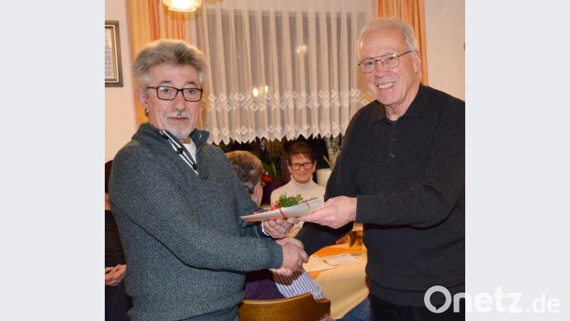 Bruno Müller (rechts) würdigt die Leistungen des Vorsitzenden Lorenz Geitner und überreicht ihm als Zeichen des Dankes einen Gutschein. Bild: no