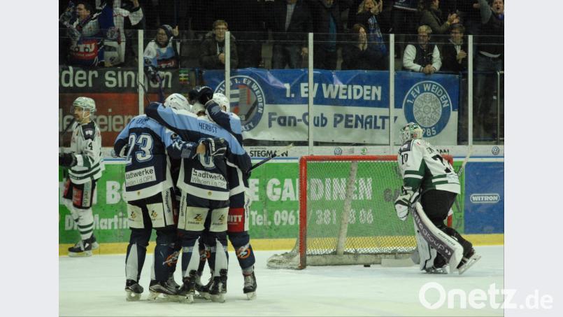 Die Scheibe liegt im Rosenheimer Kasten, die Weidener jubeln nach dem entscheidenden Tor: Die Blue Devils besiegten am Sonntagabend die Starbulls Rosenheim mit 3:2 nach Verlängerung. Bild: gb
