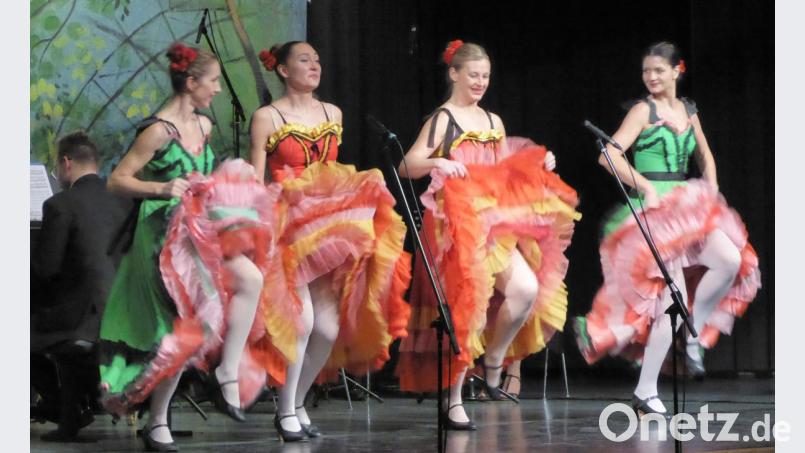 Bei der Strauss-Gala in der Stadthalle zeigen diese vier Tänzerinnen einen feurigen Cancan. Bild: fsb
