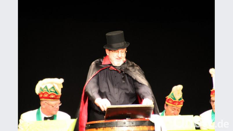 Der „politische Zauberer“ Hans-Walter Bottenbruch in der Bütt. Bild: jma