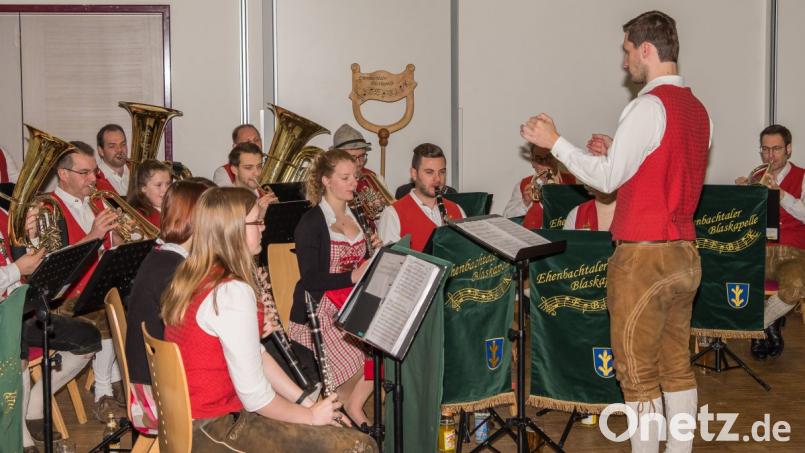Die musikalische Umrahmung besorgt die Ehenbachtaler Blaskapelle unter der Leitung von Matthias Weigert. Bild: chl