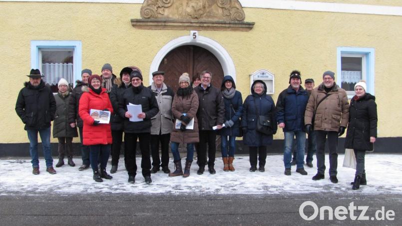 Die Manteler SPD mit Bürgermeisterkandidat Manfred Klier informiert über die Umgestaltung des Ortskerns. Bild: sei