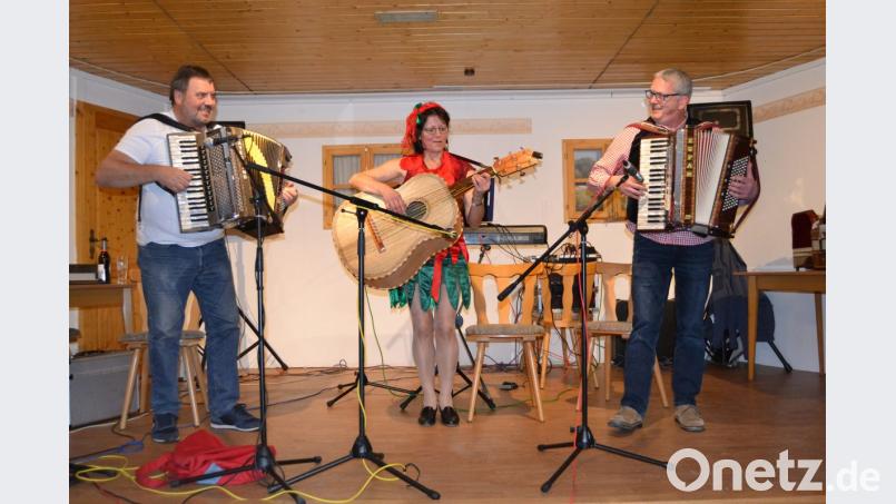 Roland Hansl (links) mit Barbara Dineiger (Gitarron) und Moderator Thomas Fritsch. Bild: hcz