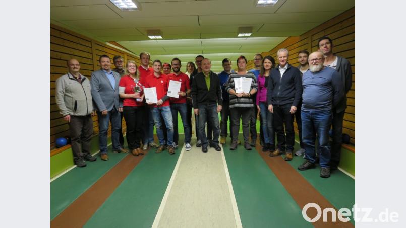 Vorsitzender Johannes Simon und Bürgermeister Markus Ludwig (von links) gratulieren den Sieger und Bestplatzierten der Dorfmeisterschaft. Bild: adj