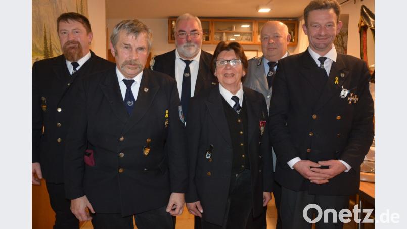 Jahrzehntelang tragen sie die Vereinsfahne der Soldaten- und Reservistenkameradschaft Konnersreuth, jetzt wurde ihnen dafür mit hohen Auszeichnungen gedankt. Im Bild (von links) Stefan Bauer, Engelbert Kreil, Vorsitzender Werner Hoschopf, Gabi Hoschopf, stellvertretender Kreisvorsitzender Josef Meisl und Andreas Eckert. Bild: jr