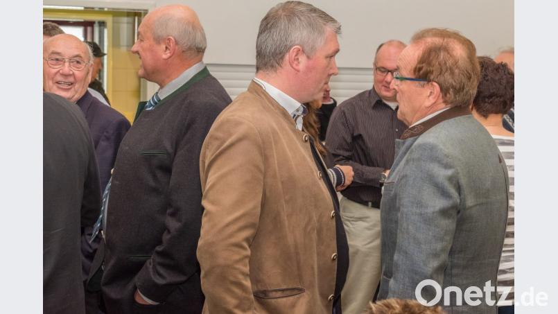 Nach dem offiziellen Teil finden zahlreiche Gespräche beim Neujahrsempfang statt. Hier unterhalten sich der Amberger CSU-Vorsitzende Stefan Ott und der Hirschauer CSU-Fraktionssprecher im Stadtrat, Hans-Jürgen Schönberger. Bild: chl