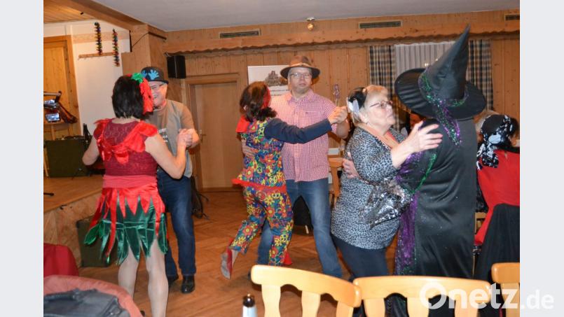Fleißig getanzt wurde zur Musik der aus der ganzen Region angereisten Musikanten. Bild: hcz