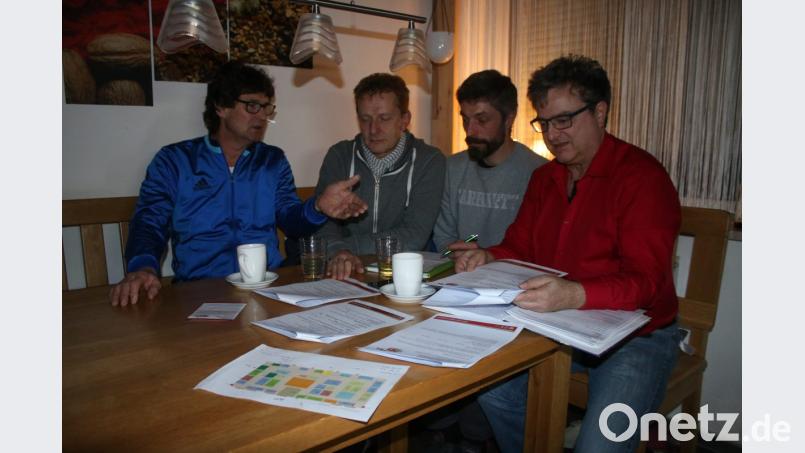 Die Planungen für die Ausbildungsmesse 2019 der SPD-Ortsvereine laufen auf Hochtouren.Fritz Betzl, Thomas Weiß, Thomas Ott und Bernhard Stangl (von links) besprechen verschiedene Konzepte, um Besuchern, Unternehmen und Behörden eine attraktive Veranstaltung bieten zu können. Bild: sne