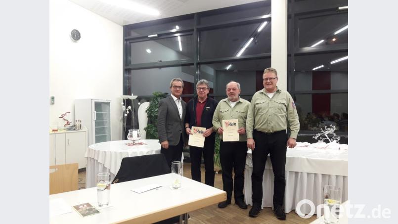 Zusammen mit Bürgermeister Werner Nickl (links) dankt Vorsitzender Thomas Götz Robert Spies und Kurt Schmidt für ihre Mitarbeit im und ihre Treue zum Kreisfischereiverein. Bild: ak