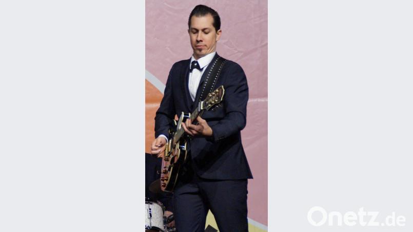 Auch ein Special Guest war auf der Bühne. Der Australier Josh Angus als Rockabilly-Pionier Carl Perkins überzeugte mit authentischem Gesang und exzellenten Gitarrensoli. Bild: weu