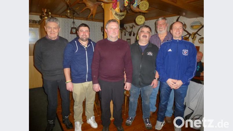 Die Führungsspitze der Stockschützen (vorne, von rechts): Spartenleiter Andreas Fellner, der neue Sportleiter Stefan Sternkopf, Kassier Gerhard Müller, Schriftführer Stefan Koppmann. Bild: bk