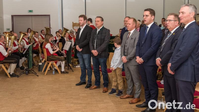 Zum Abschluss des offiziellen Teils spielen die Ehenbachtaler Bayernhymne und Deutschlandlied. Bild: chl