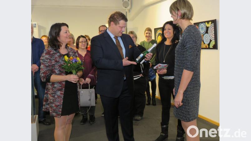 Zweiter Bürgermeister Stefan Grillmeier (zw. v. li.) und Nicole Schuller und Marion Papsch (v. li.) vom Museumsteam hatten für Kerstin Rumswinkel (re.) kleine Geschenke dabei. Bild: ubb