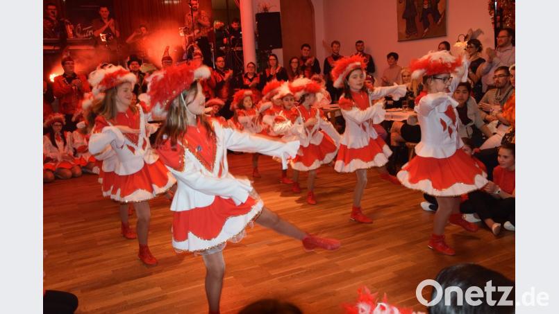 Fast schon wie die Großen - den Mädels der Bambini und der Kindergarde gehören die Herzen der Ballbesucher. Bild: bö