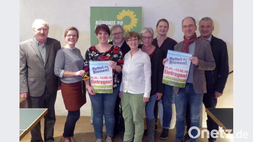 Der neue Vorstand mit den Gästen (von links): Schriftführer Günter Stalinski, die bisherige Kreissprecherin Agnes Scharnetzky, Landtagsabgeordnete Anna Toman, Beisitzer Veit Wagner, die neue 1. Kreissprecherin Gisela Helgath, Kassiererin Andrea König, Bezirkssprecherin Tina Winklmann und die Beisitzer Jens Thümler und Karl Bärnklau. Bild: fsb