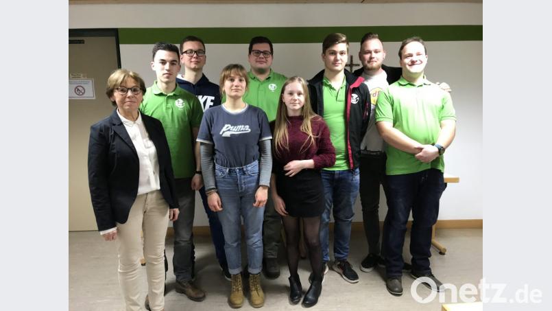 Die beiden neuen Vorsitzenden Julian Hutter (Dritter von rechts) und Svenja Bäumler (Vierte von rechts) stehen künftig an der Spitze der Letzauer Landjugend. Bild: eig