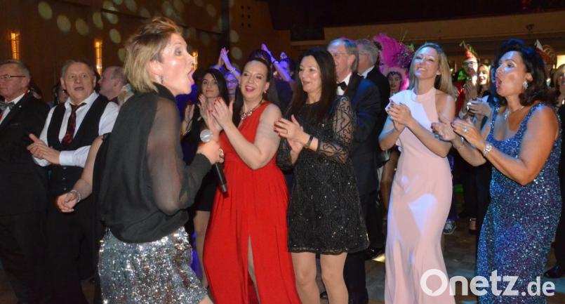 Wer hat die lautere Stimme? Ballermann-Queen Anna-Maria Zimmermann oder &quot;Zur Heimat&quot;-Chefin Angelika Heining? Bild: Kunz