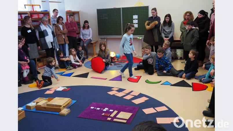 Lernen spielerisch und gegenständlich wurde am Tag der offenen Tür in der Montessori-Schule gezeigt. Schulleiterin Gerda Högl-Siegler (stehend, Zweite von links) erklärte es den Besuchern. Bild: Bühner