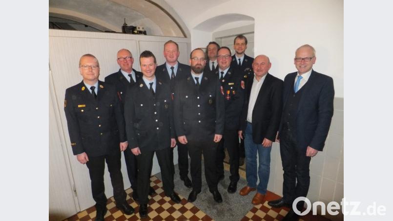 Zur Verleihung der Leistungsabzeichen gratulieren Kreisbrandinspektor Christof Strobl und Kommandant Martin Weiß (von links) sowie Bürgermeister Bernhard Lindner, HKA-Vorsitzender Georg Götz, Zweiter Kommandant Christian Graf, Vorsitzender Franz-Josef Rauch und Zweiter Vorsitzender Josef Erras (von rechts). Bild: ibj