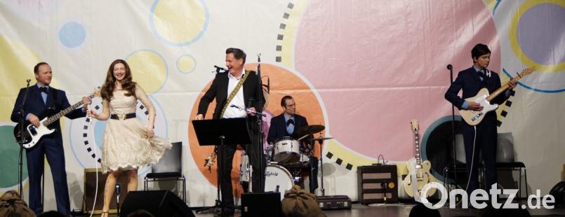 Robert Tyson in der Rolle von Johnny Cash und Valeska Kunath als June Carter begeisterten zusammen mit den vier Musikern von „Cashbag“ das Neunburger Publikum mit einer einzigartigen Show. Bild: weu