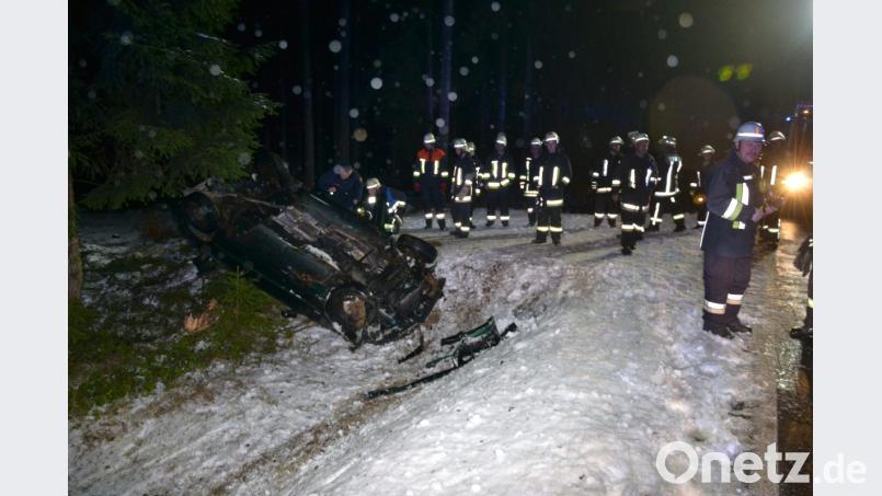 Auf überfrierender Nässe kam das Auto ins Schleudern und blieb nach einem Überschlag auf dem Dach liegen. Die Insassen wurden leicht verletzt. Bild: pz