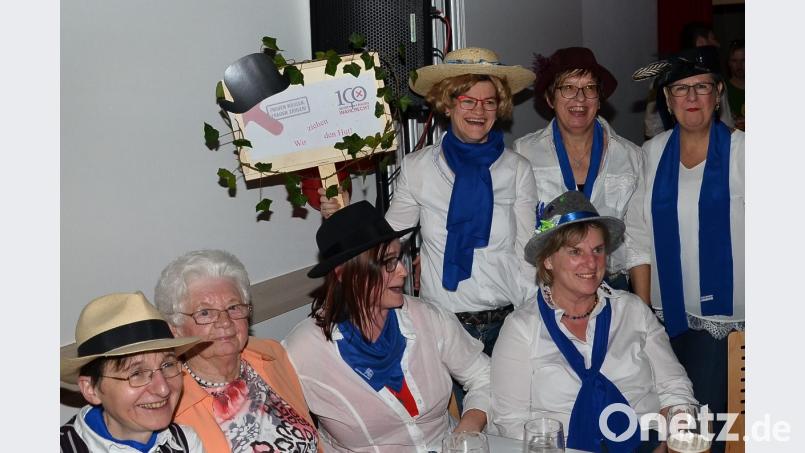 An 100 Jahre Frauenwahlrecht erinnert eine Gruppe des katholischen Frauenbunds um Vorsitzende Katrin Poschenrieder (stehend, links). Bild: fjo