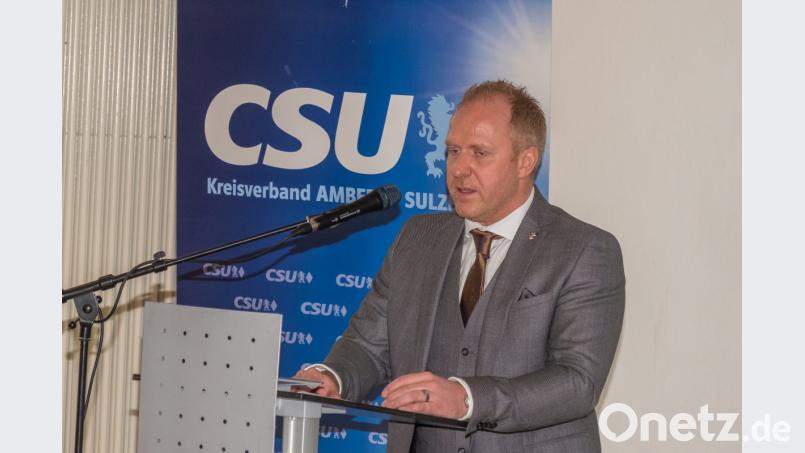 Der Schnaittenbacher CSU-Ortsvorsitzende Marcus Eichenmüller begrüßt die Gäste im Vitusheim. Bild: chl