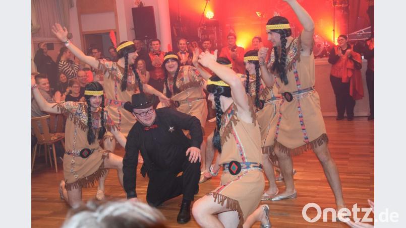 Ob da der alte Häuptling der Indianer noch mithalten kann, wenn der Faschingsstamm des Männerballetts über die Bühne wirbelt? Der Sheriff kann es auf alle Fälle, denn das ist Komiteepräsident Manuel Wein höchstpersönlich. Bild: bö