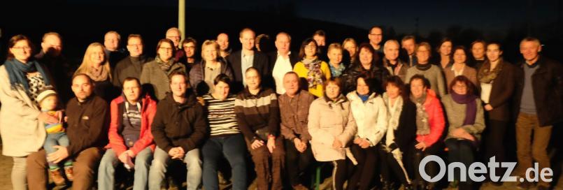 Die Organisatoren Heidi Schwendner (sitzend, Fünfte von rechts), ihr Ehemann Manfred (rechts), Bürgermeister Konrad Kiener und FC-Vorsitzender Dieter Rosenberg (hinten Mitte) verliehen an Erwachsene 45 Deutsche Sportabzeichen – davon 35 in Gold, 6 in Silber und 4 in Bronze. Bild: ohr