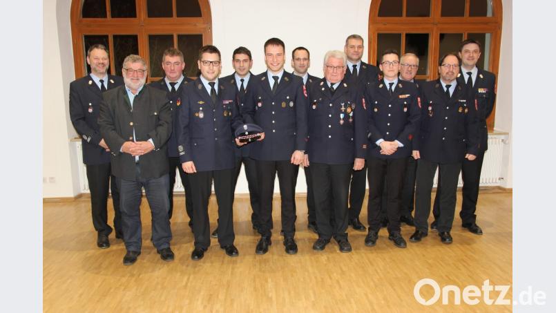 Den neuen Vorstand des Feuerwehrvereins zeigt unser Bild. Bernhard Blüml (Vierter von links) tritt die Nachfolge von Harald Herrle im Amt des Vorsitzenden an. Bild: ral
