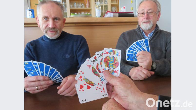 Was ein „Grand“ im Skat ist, wie ein solches Spiel gewonnen werden kann und welche Besonderheiten es beim „Skat Grand“ gibt, lernen die Teilnehmer bei einer Schulung, zu der der Skatclub „Contra Re“ einlädt. Interessierte werden gebeten, sich beim Vorsitzenden Georg Matthes (links) zu melden. Bild: ow
