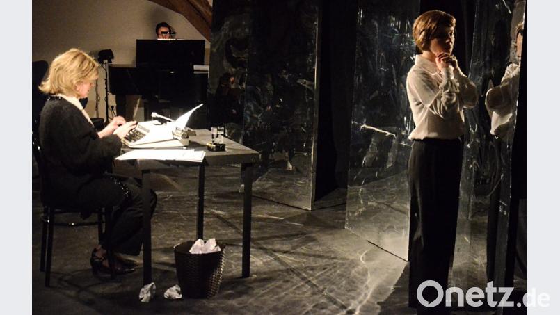 Das Stück "Für mich soll's rote Rosen regnen" ist noch zwei Mal in der Regionalbibliothek zu sehen. Bild: Kunz