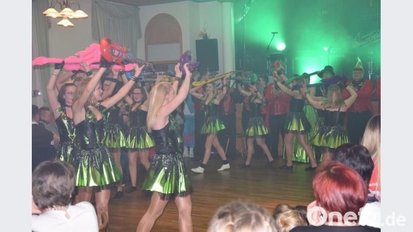 "Rock am Hof" mit allem, was dazugehört - die Mädels der Schmidmühlener Prinzengarde glänzen mit ihrem Showtanz. Bild: bö