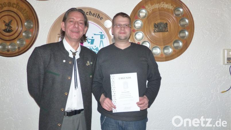 Geehrt für 25-jährige Vereinstreue wurde Christian Hiltl (rechts) von Oberschützenmeister Markus Böhm. Bild: exb