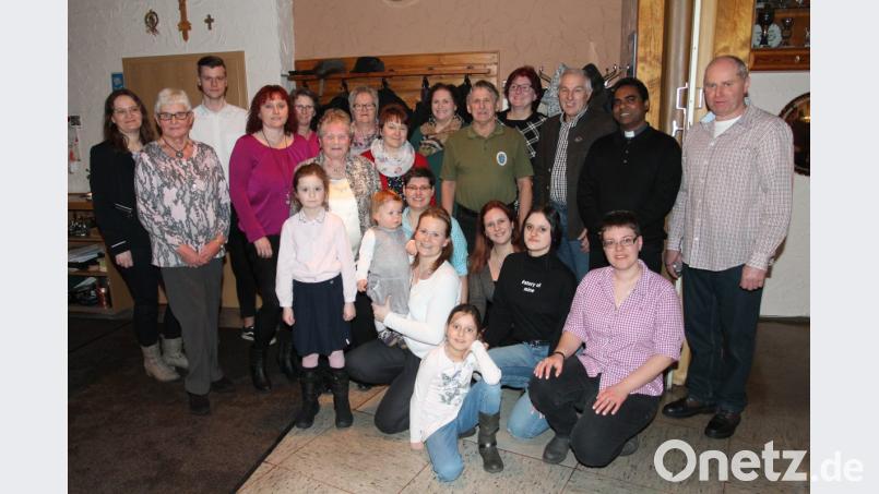 Christa Bock (Sechste von links) freut sich über die vielen guten Wünsche zum 80. Geburtstag. Bild: pi