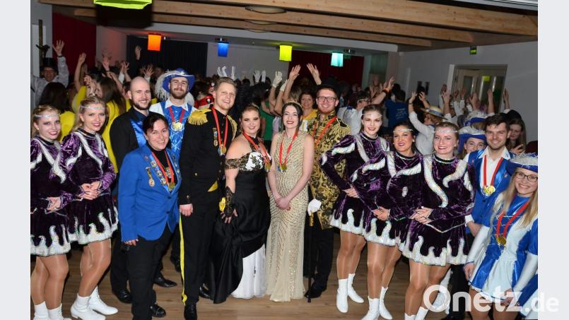 Einen umjubelten Empfang mit hoch erhobenen Händen bereitet das Publikum den Garden aus Altenstadt und Vohenstrauß mit den beiden Prinzenpaaren Jonas I, Isabella II., Theresa I. und Florian II (Mitte). Bild: fjo