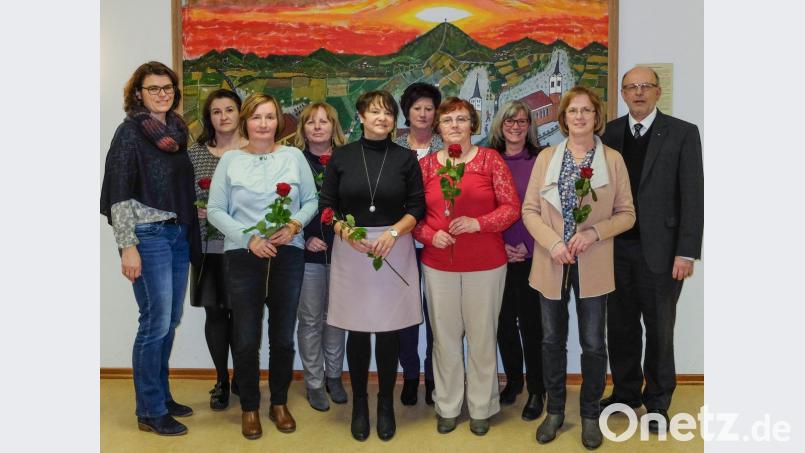 Das neue Vorstandsteam dankten den ausgeschiedenen Vorstandsmitgliedern (mit Rosen, von links) Gisela Preiß, Brigitte Zimmet, Michaela Frisch, Brigitte Dirnberger, Regina Bauer und Rosemarie Winklmann. Bild: tkr