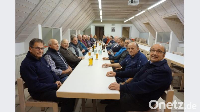 Viele folgten der Einladung zum Jahresrückblick der Feuerwehr-Senioren. Vorne rechts Sprecher Siegfried Hammerer, links gegenüber sein Mitstreiter Hans Aschka. Auch Altbürgermeister Hans Wirnshofer aus Weiding (Dritter von links) fühlt sich wohl in der monatlichen Runde. Bild: eib