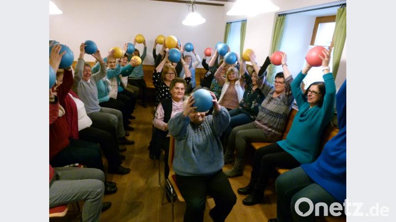 Die Teilnehmerinnen machen begeistert mit: Zu Schwing- und Führübungen mit dem „Overball“ motiviert die Referentin die Runde bei der Frühstücksveranstaltung des Katholischen Frauenbundes. Bild: rn