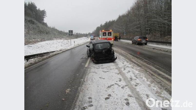 Der Hyundai des Ebermannsdorfer Unfallverursachers büßte bei den Kollisionen unter anderem ein Hinterrad ein. Bild: exb