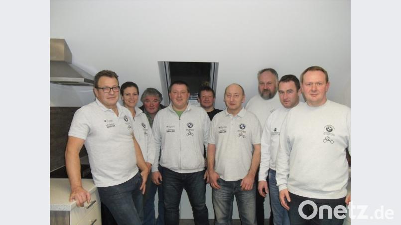 Der neue Vorstand der BMW-Motorradfreunde stellte das Programm für die Feier zum 25-jährigen Bestehen vor. Das Bild zeigt von rechts Josef Ram, Thomas Kirchberger, Herbert Demleitner, Roland Meißner, Gerhard Ram, Christian Schmid, Karl Striegl, Bettina Schmied und Georg Armer. Bild: slh
