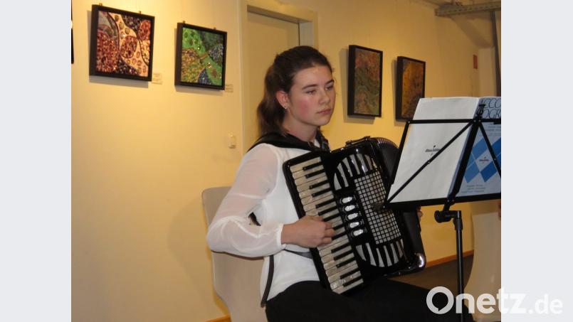 Johanna Greger begleitete die Vernissage auf dem Akkordeon. Bild: ubb
