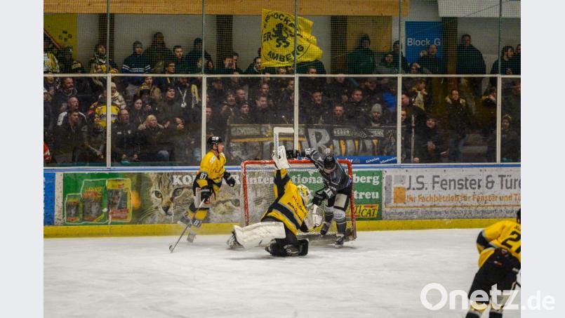Mit 2:5 musste sich der ERSC Amberg (in Schwarz Bernhard Keil) dem EA Schongau geschlagen geben. Bild: brü